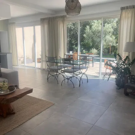 Maison En Provence Avec Piscine Proche Avignon * Les Angles (Gard)